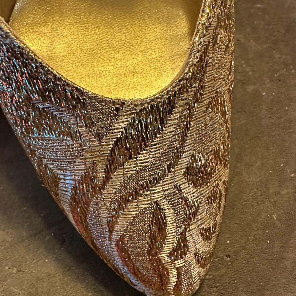 Nice Touch Gold Heels with Bows on Heels. Size 9. - Picture 3 of 7